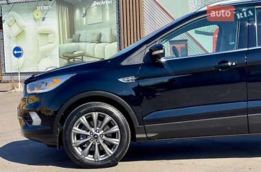 Внедорожник / Кроссовер Ford Escape 2017 в 