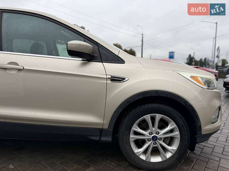 Позашляховик / Кросовер Ford Escape 2017 в Луцьку