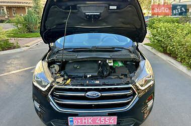 Внедорожник / Кроссовер Ford Escape 2017 в 
