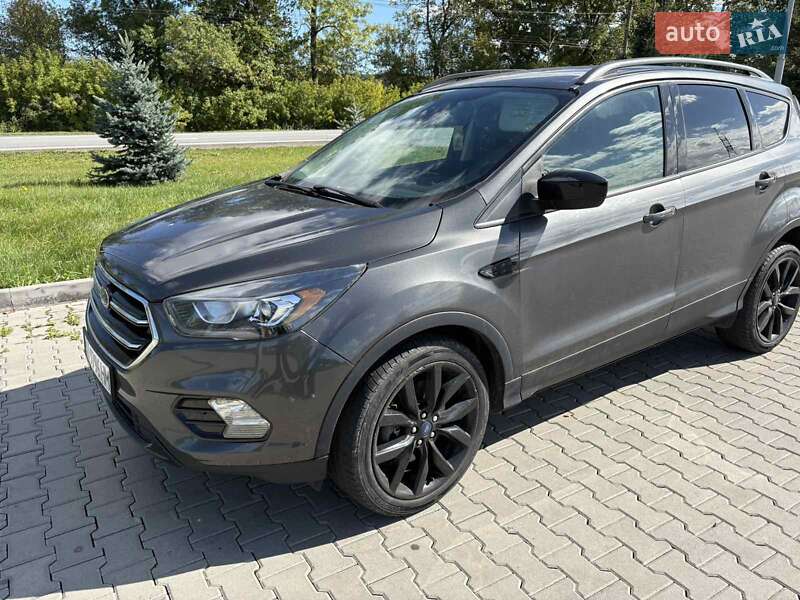 Внедорожник / Кроссовер Ford Escape 2017 в Ивано-Франковске