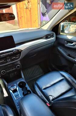 Внедорожник / Кроссовер Ford Escape 2020 в 