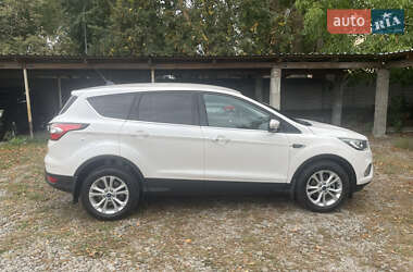 Внедорожник / Кроссовер Ford Escape 2019 в 