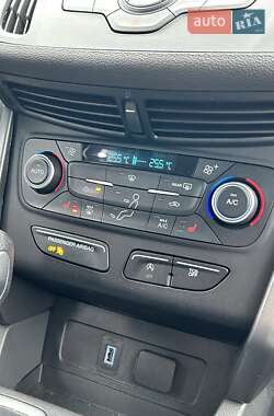 Позашляховик / Кросовер Ford Escape 2017 в 