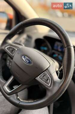 Позашляховик / Кросовер Ford Escape 2016 в 