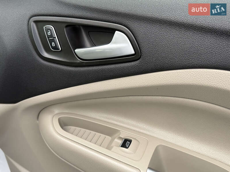 Позашляховик / Кросовер Ford Escape 2015 в Стрию