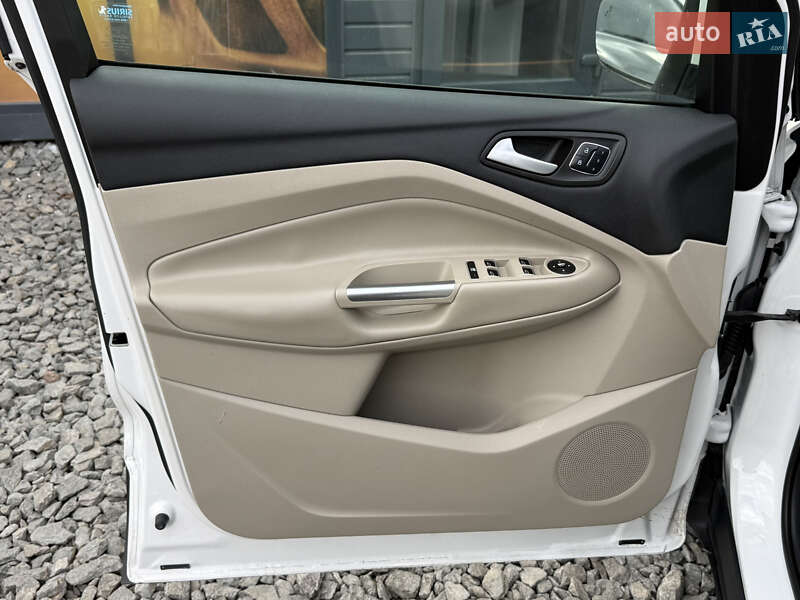 Позашляховик / Кросовер Ford Escape 2015 в Стрию