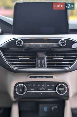 Внедорожник / Кроссовер Ford Escape 2020 в 