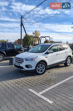 Внедорожник / Кроссовер Ford Escape 2018 в 