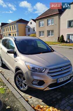 Внедорожник / Кроссовер Ford Escape 2017 в Хмельницком