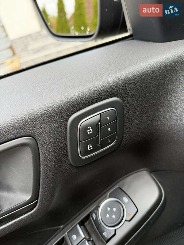 Позашляховик / Кросовер Ford Escape 2021 в Сваляві