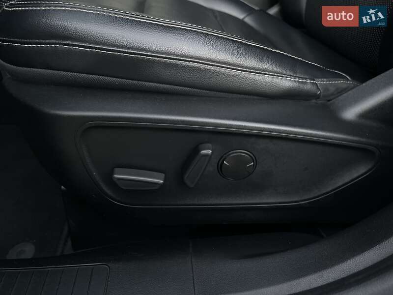 Внедорожник / Кроссовер Ford Escape 2020 в Стрые