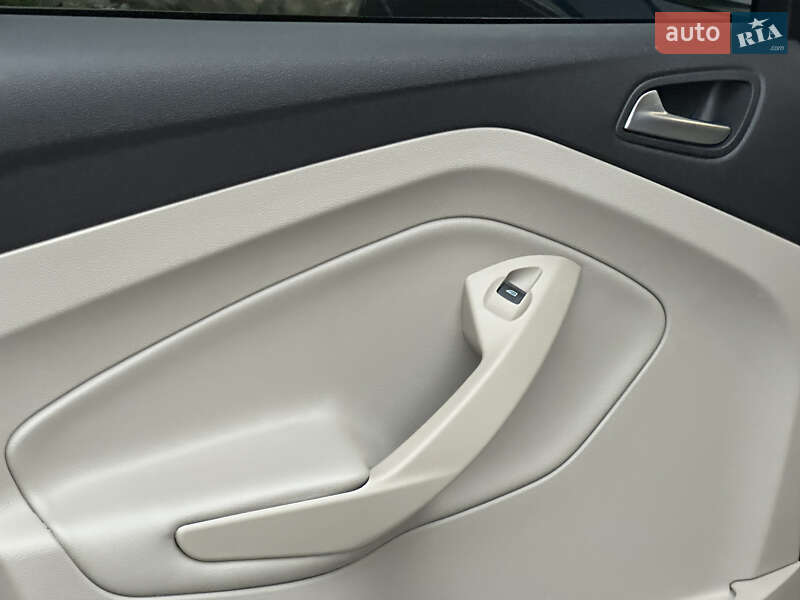 Позашляховик / Кросовер Ford Escape 2017 в Стрию