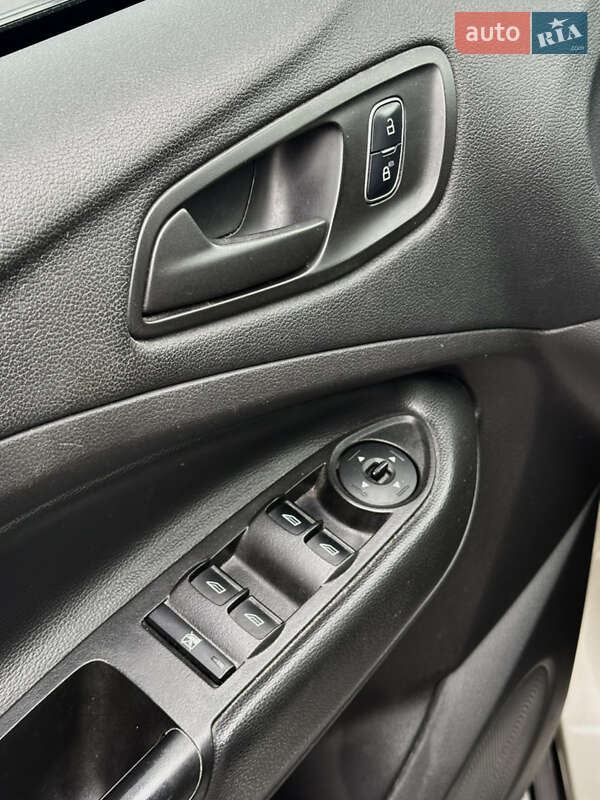 Внедорожник / Кроссовер Ford Escape 2016 в Виннице