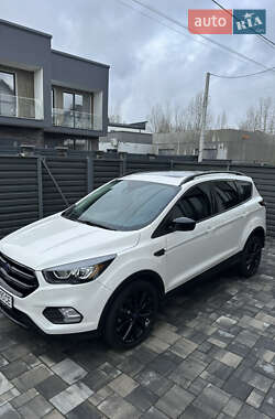 Позашляховик / Кросовер Ford Escape 2017 в Києві