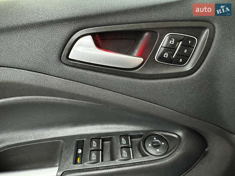 Позашляховик / Кросовер Ford Escape 2017 в Києві