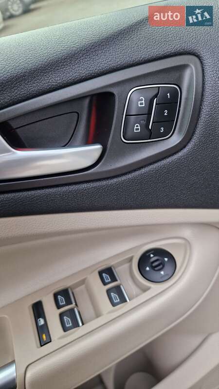 Внедорожник / Кроссовер Ford Escape 2017 в Николаеве