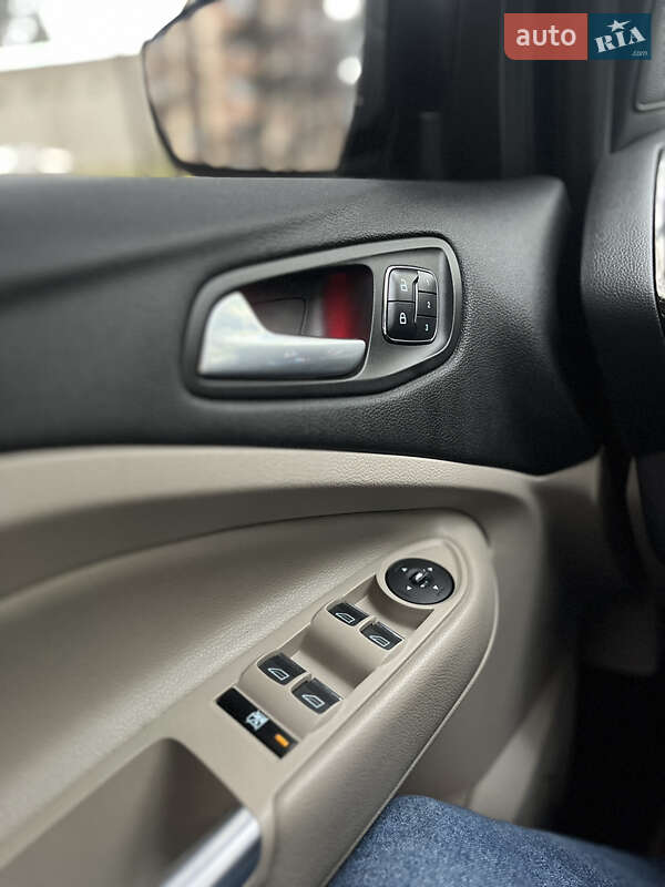 Внедорожник / Кроссовер Ford Escape 2014 в Новояворовске