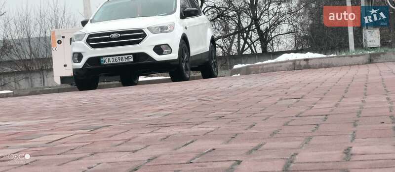 Внедорожник / Кроссовер Ford Escape 2017 в Буштыне