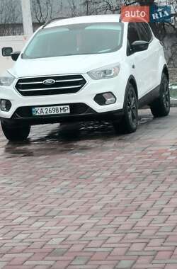 Внедорожник / Кроссовер Ford Escape 2017 в Боровой