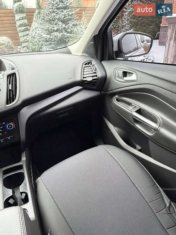 Позашляховик / Кросовер Ford Escape 2017 в Чернігові