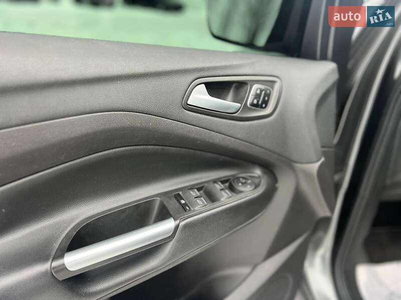 Внедорожник / Кроссовер Ford Escape 2017 в Стрые