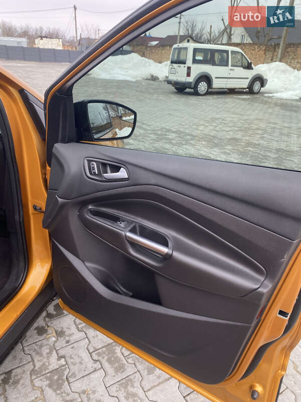 Внедорожник / Кроссовер Ford Escape 2016 в Дубно