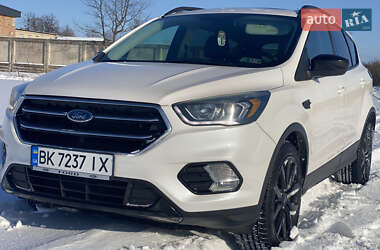 Внедорожник / Кроссовер Ford Escape 2016 в Сарнах