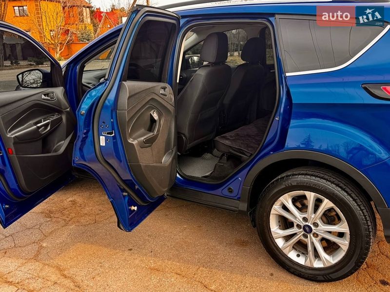 Внедорожник / Кроссовер Ford Escape 2017 в Кривом Роге