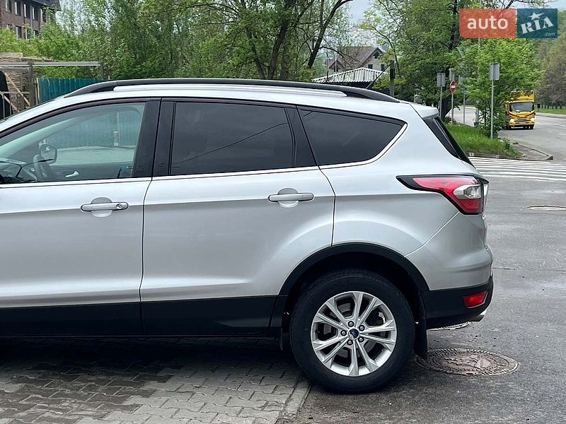 Внедорожник / Кроссовер Ford Escape 2017 в Киеве