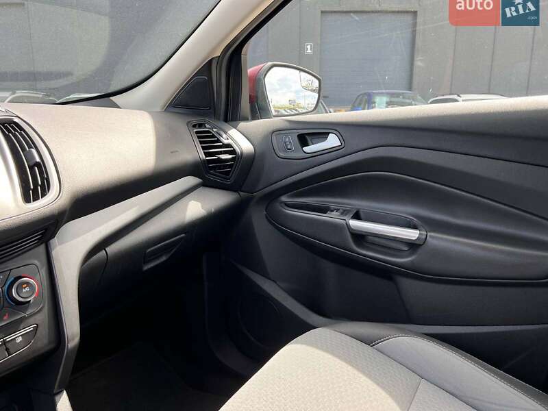 Внедорожник / Кроссовер Ford Escape 2017 в Львове
