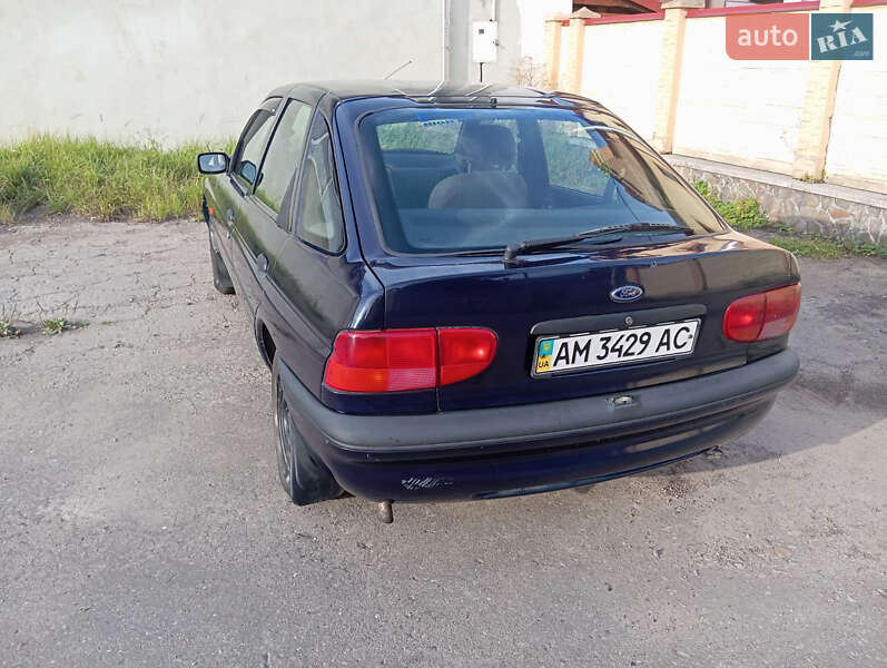 Седан Ford Escort 1997 в Болехове