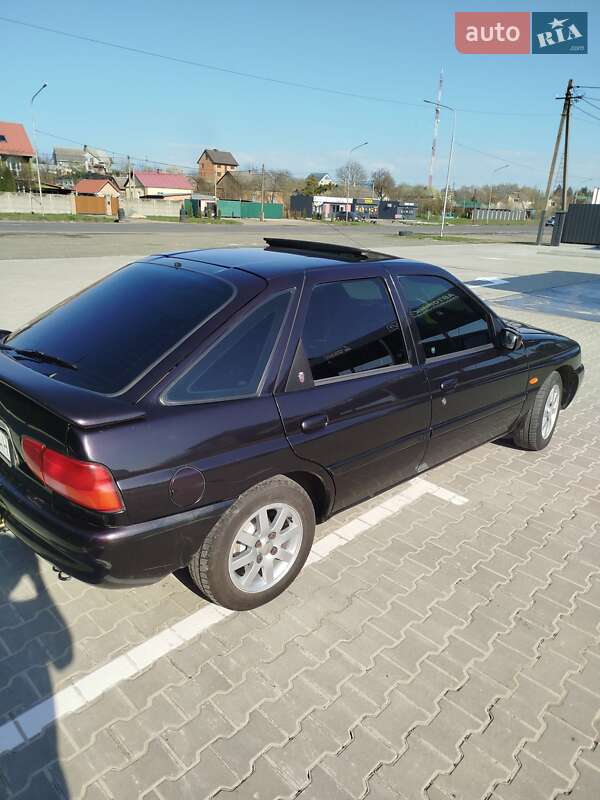 Хэтчбек Ford Escort 1995 в Луцке