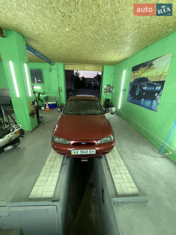 Седан Ford Escort 1996 в Краснокутске