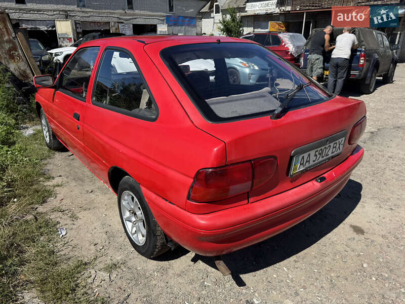 Хэтчбек Ford Escort 1993 в 