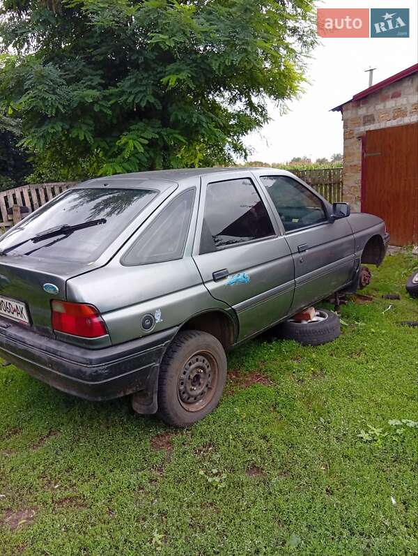 Хэтчбек Ford Escort 1991 в Пирятине