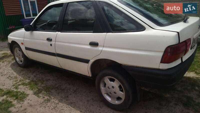 Хетчбек Ford Escort 1996 в Березному