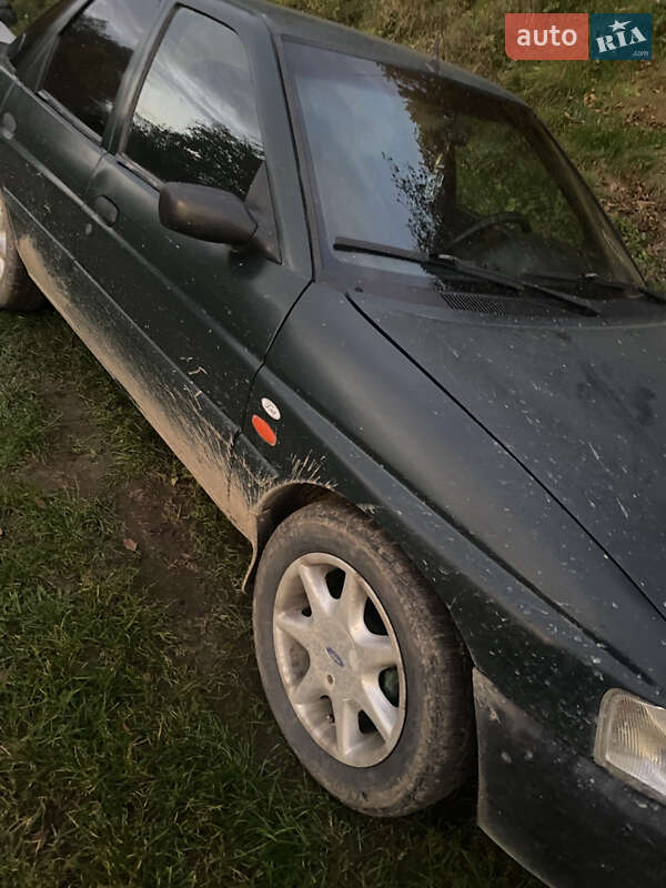 Хэтчбек Ford Escort 1996 в Луковцах