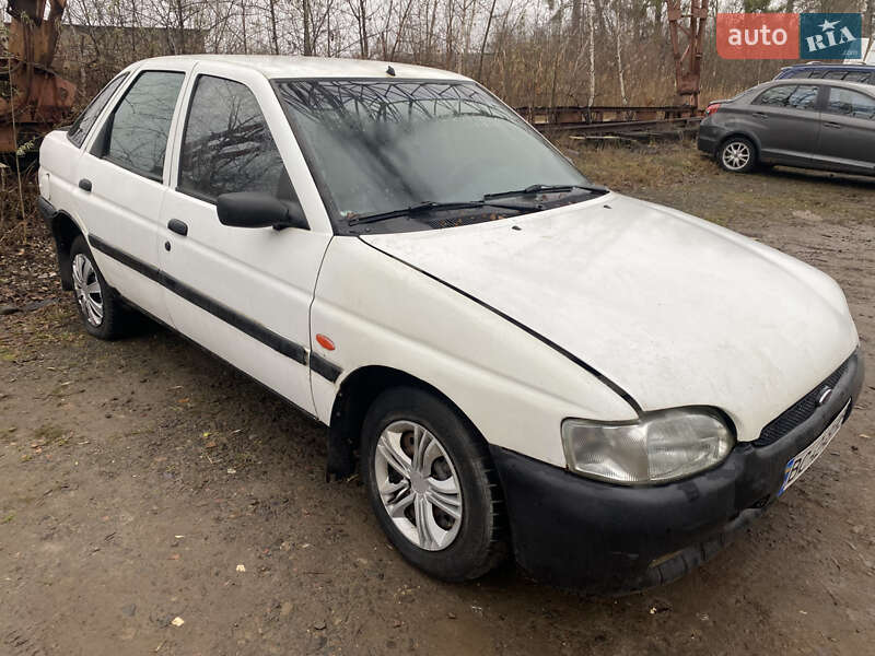 Седан Ford Escort 1996 в Ромнах