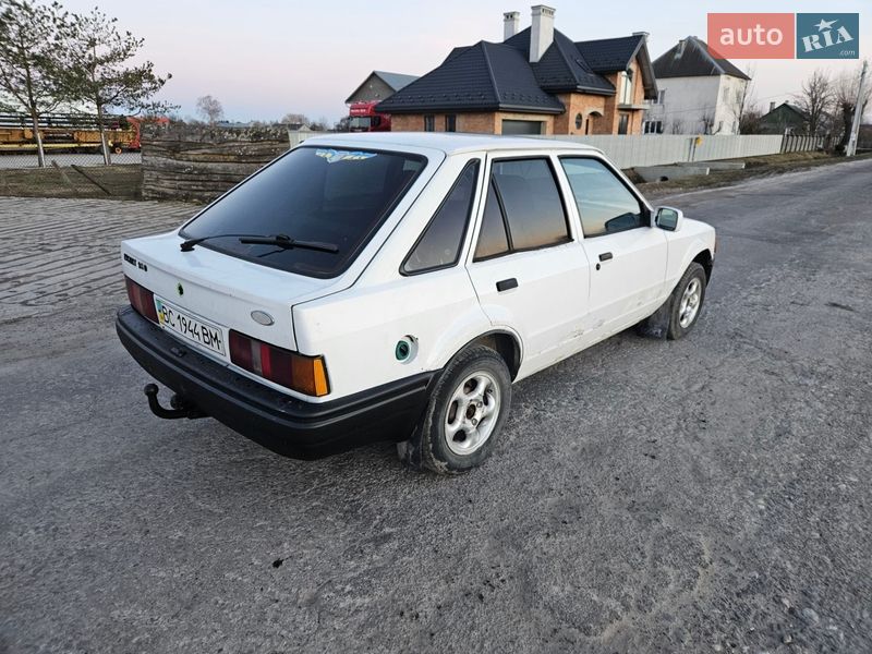 Хетчбек Ford Escort 1988 в Буську