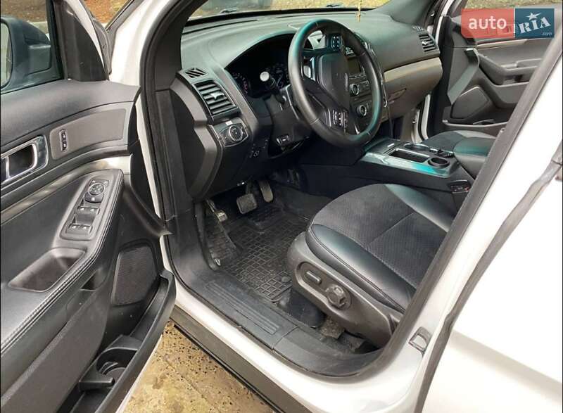Позашляховик / Кросовер Ford Explorer 2016 в Вараші