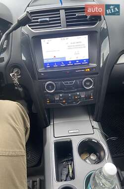 Позашляховик / Кросовер Ford Explorer 2017 в Новомосковську