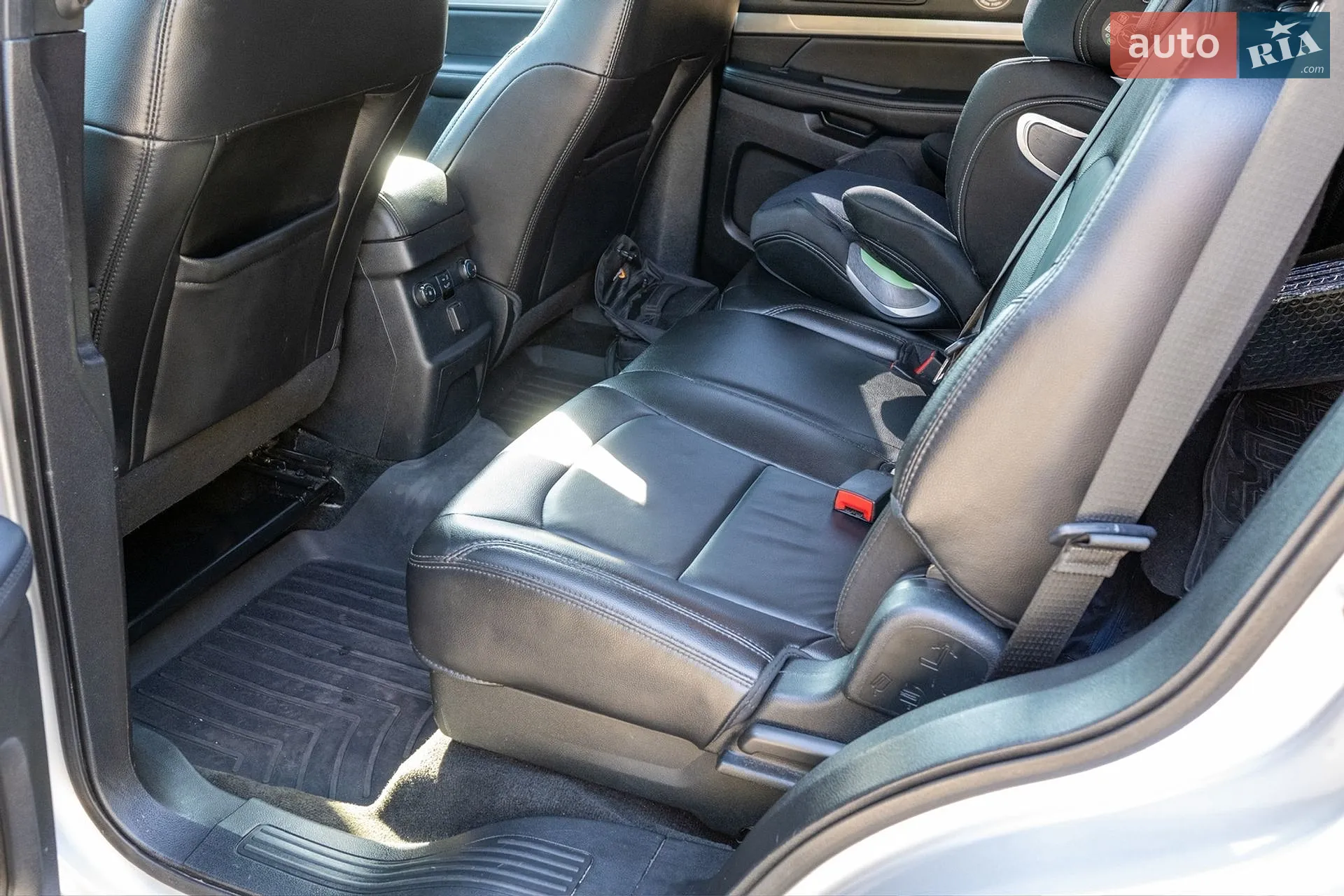 Ford Explorer 2017 VIN 1FM5K8D86JGA52977 фото оголошення 14 з 27