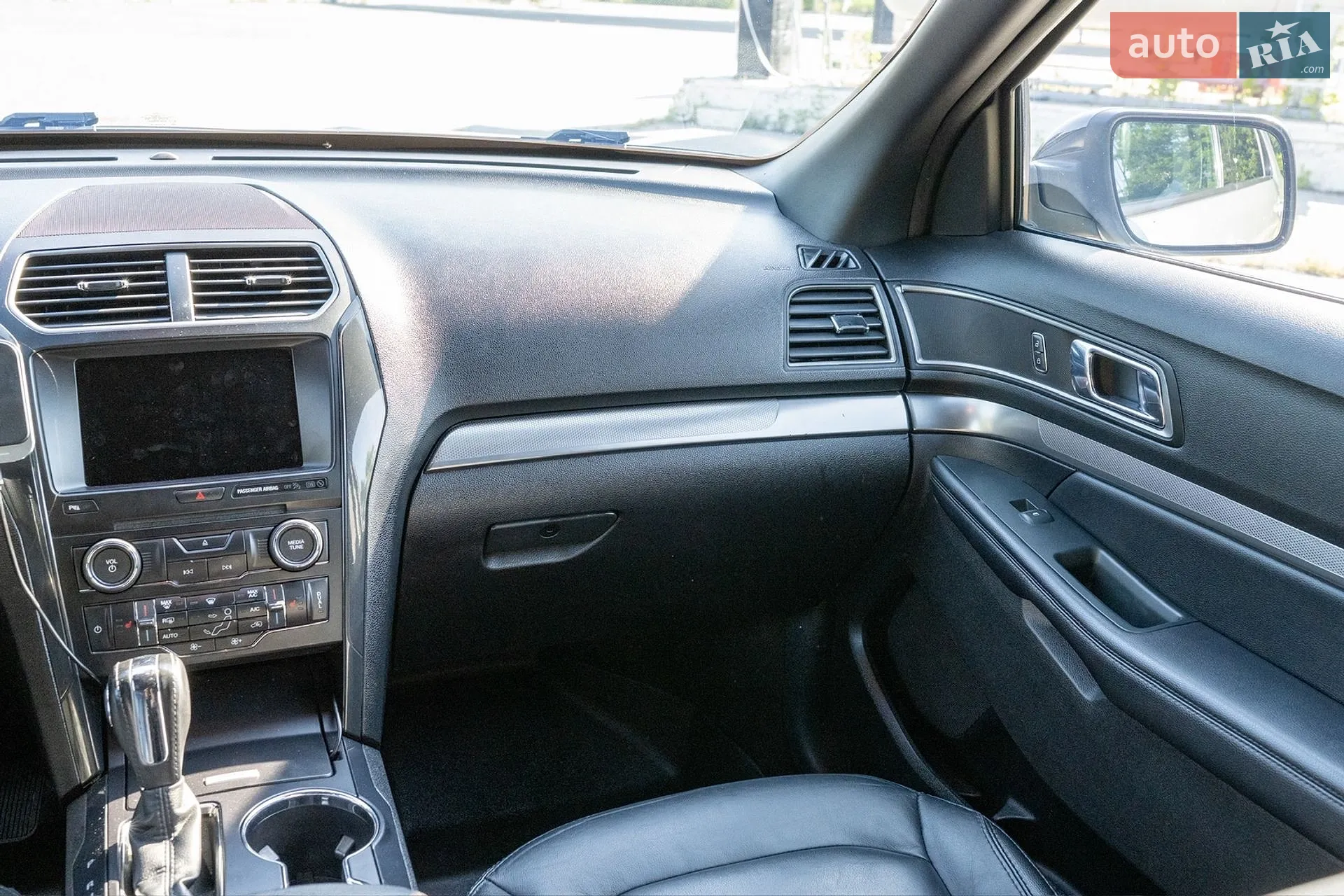 Ford Explorer 2017 VIN 1FM5K8D86JGA52977 фото оголошення 16 з 27
