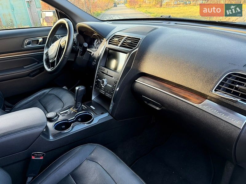 Позашляховик / Кросовер Ford Explorer 2017 в Стрию