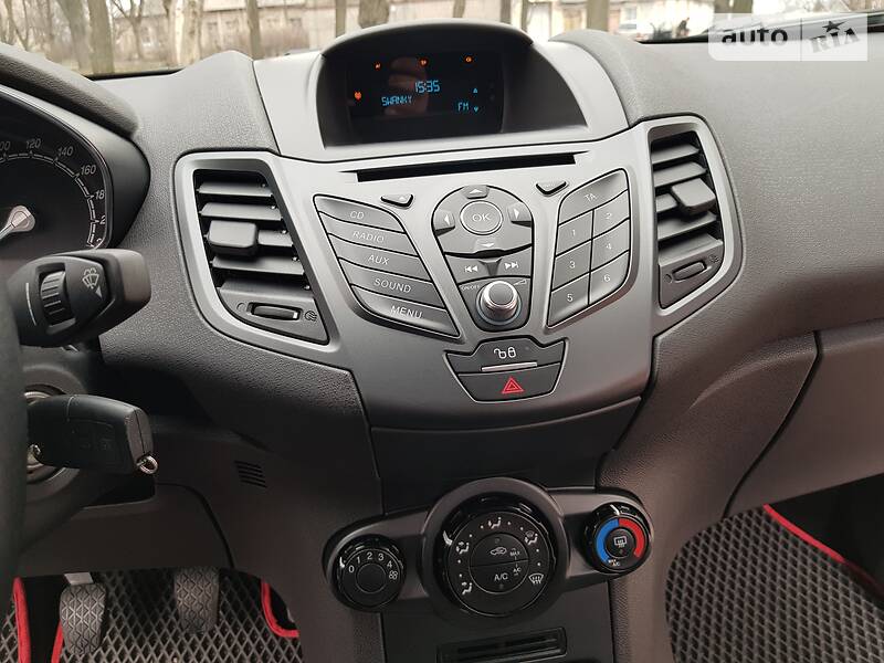 Хетчбек Ford Fiesta 2015 в Дніпрі