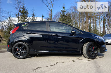 Хэтчбек Ford Fiesta 2016 в 