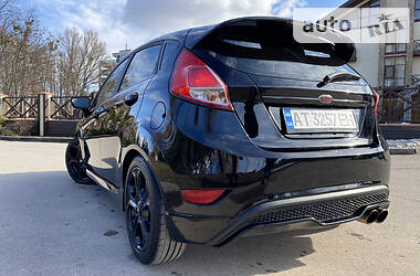 Хэтчбек Ford Fiesta 2016 в 