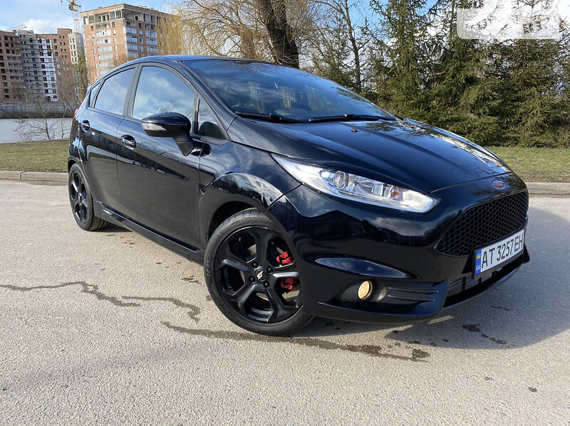 Хетчбек Ford Fiesta 2016 в Івано-Франківську
