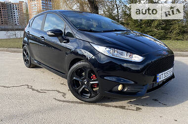 Хэтчбек Ford Fiesta 2016 в 
