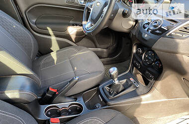 Хэтчбек Ford Fiesta 2016 в 